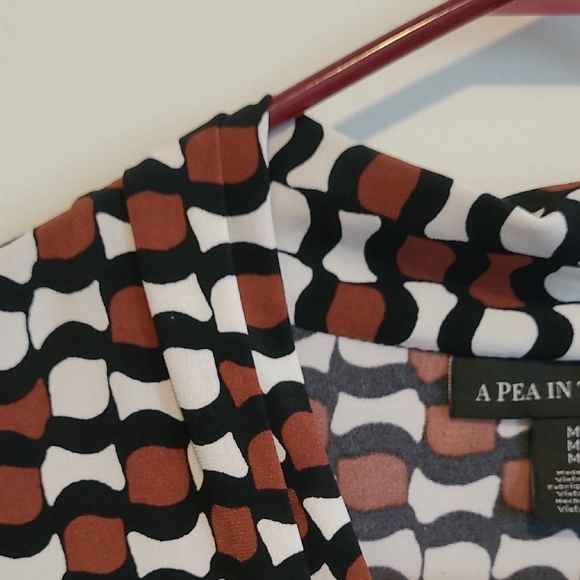 A Pea in The Pod Maternity Geometric V-Neck Tunic - Picture 8 of 12